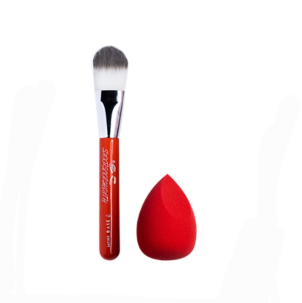 New FLIRTACIOUS LOOKS COSMETICSThe Perfect Duel: Foundation Travel Set